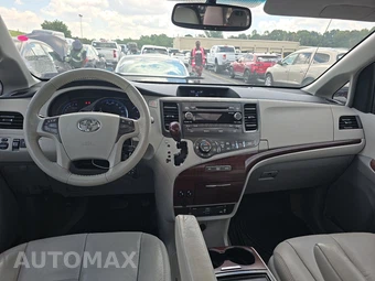 2012 Toyota Sienna XLE 8-Passenger 119.3" WB - miniatura 17