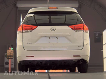 2012 Toyota Sienna XLE 8-Passenger 119.3" WB - miniatura 7