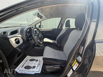 2012 Toyota Yaris LE Hatchback - miniatura 26
