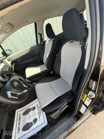 2012 Toyota Yaris LE Hatchback - miniatura 27