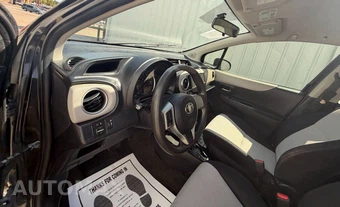 2012 Toyota Yaris LE Hatchback - miniatura 28