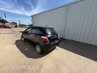 2012 Toyota Yaris LE Hatchback - miniatura 8