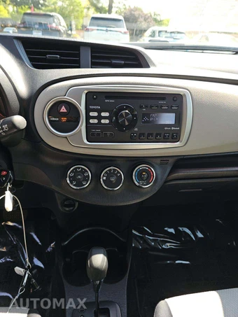 2012 Toyota Yaris LE Hatchback - miniatura 10