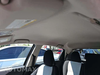 2012 Toyota Yaris LE Hatchback - miniatura 11