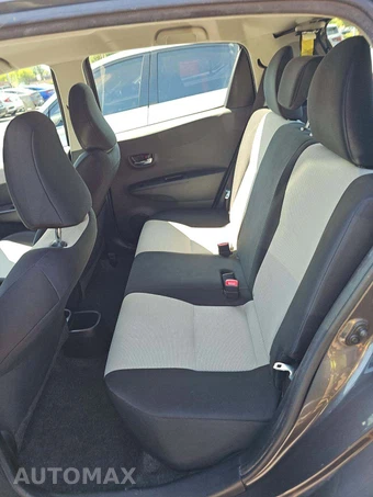 2012 Toyota Yaris LE Hatchback - miniatura 13