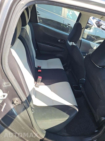 2012 Toyota Yaris LE Hatchback - miniatura 15