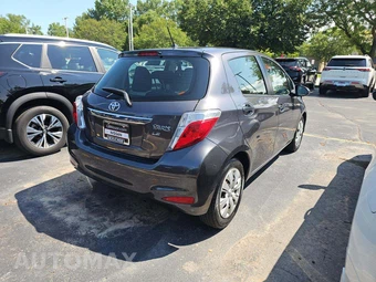 2012 Toyota Yaris LE Hatchback - miniatura 3