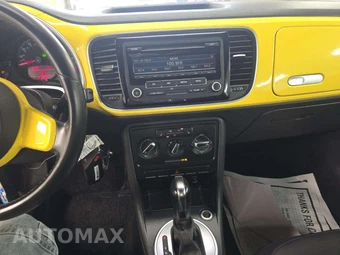 2012 Volkswagen Beetle 2.5L Hatchback – miniatura 10