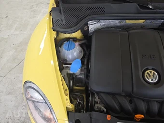 2012 Volkswagen Beetle 2.5L Hatchback – miniatura 28