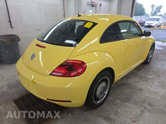 2012 Volkswagen Beetle 2.5L Hatchback – miniatura 3