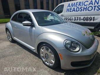 2012 Volkswagen Beetle 2.5L Hatchback w/Sound & Navigation – miniatura 2