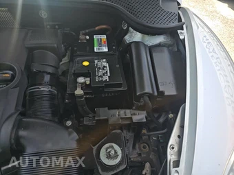 2012 Volkswagen Beetle 2.5L Hatchback w/Sound & Navigation – miniatura 24