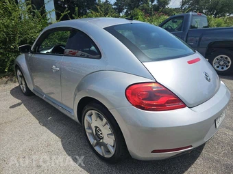 2012 Volkswagen Beetle 2.5L Hatchback w/Sound & Navigation – miniatura 4