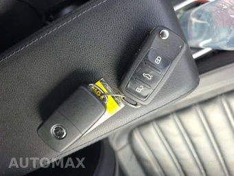 2012 Volkswagen Beetle Turbo Hatchback - miniatura 8