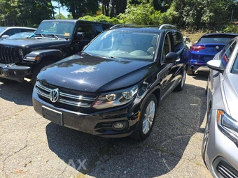 2012 Volkswagen Tiguan SE w/Sunroof & Navigation