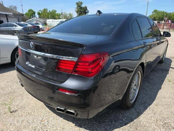 2013 BMW 7 Series Sedan 740Li – miniatura 3