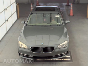 2013 BMW 7 Series Sedan 750i - miniatura 2