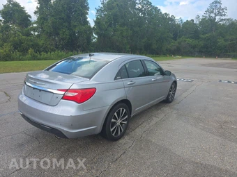 2013 Chrysler 200 Limited Sedan – miniatura 4