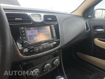 2013 Chrysler 200 Limited Sedan - miniatura 11