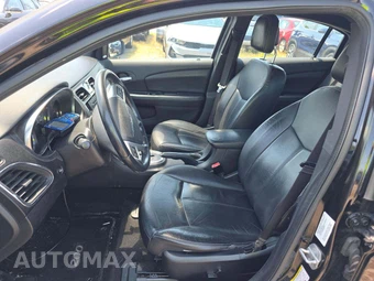 2013 Chrysler 200 Limited Sedan - miniatura 3