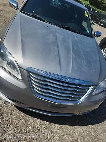 2013 Chrysler 200 Limited Sedan – miniatura 2