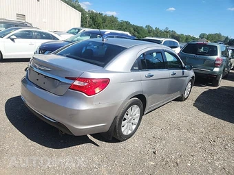 2013 Chrysler 200 Limited Sedan – miniatura 4