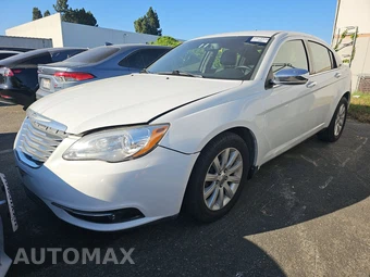 2013 Chrysler 200 Limited Sedan — sprzedany egzemplarz sprowadzony z aukcji Manheim USA (AUTOMAX)