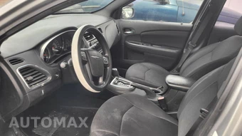 2013 Chrysler 200 LX Sedan – miniatura 2