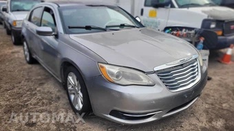 2013 Chrysler 200 LX Sedan – miniatura 3