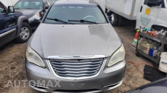 2013 Chrysler 200 LX Sedan – miniatura 4