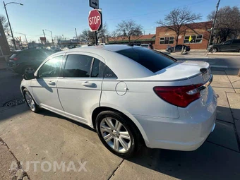 2013 Chrysler 200 Touring Sedan – miniatura 4