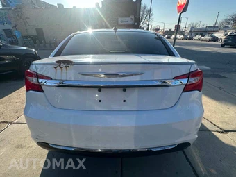 2013 Chrysler 200 Touring Sedan – miniatura 5