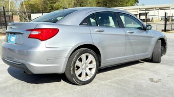 2013 Chrysler 200 Touring Sedan – miniatura 5