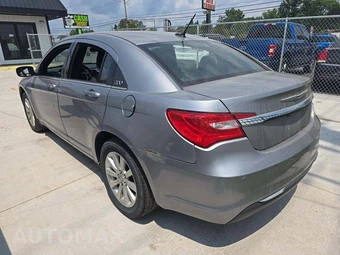 2013 Chrysler 200 Touring Sedan – miniatura 2