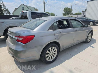 2013 Chrysler 200 Touring Sedan – miniatura 3