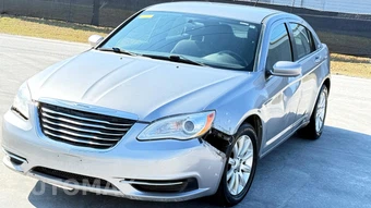 2013 Chrysler 200 Touring Sedan - miniatura 2