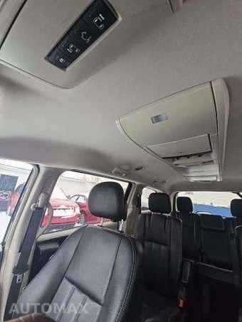 2013 Chrysler Town & Country Touring 121.2" WB – miniatura 11