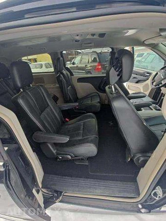 2013 Chrysler Town & Country Touring 121.2" WB – miniatura 17