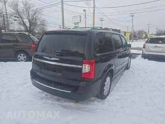 2013 Chrysler Town & Country Touring 121.2" WB – miniatura 3