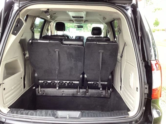 2013 Chrysler Town & Country Touring 121.2" WB - miniatura 10
