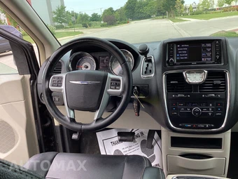2013 Chrysler Town & Country Touring 121.2" WB - miniatura 15