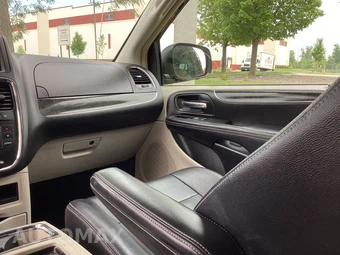 2013 Chrysler Town & Country Touring 121.2" WB - miniatura 16
