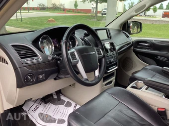 2013 Chrysler Town & Country Touring 121.2" WB - miniatura 24