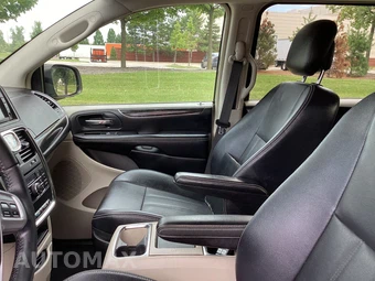 2013 Chrysler Town & Country Touring 121.2" WB - miniatura 26