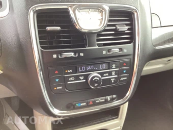 2013 Chrysler Town & Country Touring 121.2" WB - miniatura 28