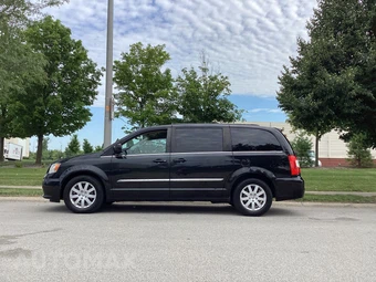 2013 Chrysler Town & Country Touring 121.2" WB - miniatura 3