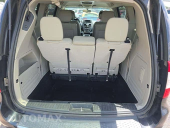 2013 Chrysler Town & Country Touring 121.2" WB - miniatura 12