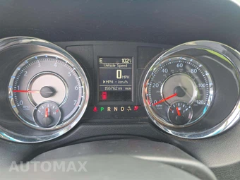 2013 Chrysler Town & Country Touring 121.2" WB - miniatura 5