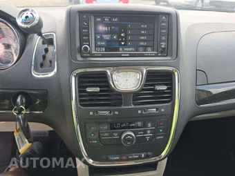 2013 Chrysler Town & Country Touring 121.2" WB - miniatura 7