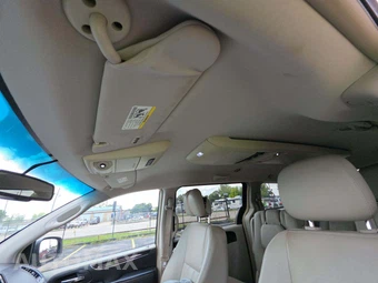 2013 Chrysler Town & Country Touring 121.2" WB - miniatura 8